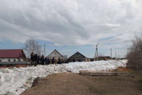 По поручению губернатора Дениса Паслера в селе Илек на укрепление  защитной дамбы от реки Урал направлена дополнительная спецтехника
